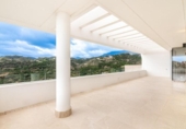 Chalet independiente con terreno en venta en la España, Benahavís, ref: TR220589 foto