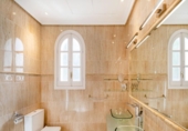 Chalet independiente con terreno en venta en la España, Marbella, ref: TR162235 foto