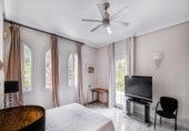 Chalet independiente con terreno en venta en la España, Marbella, ref: TR162235 foto