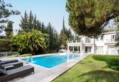 Chalet independiente con terreno en venta en la España, Marbella, ref: TR162235 foto