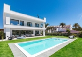 Chalet independiente con terreno en venta en la España, Marbella, ref: TR162232 foto
