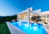 Chalet independiente con terreno en venta en la España, Marbella, ref: TR191774 foto