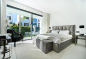 Chalet independiente con terreno en venta en la España, Marbella, ref: TR239834 foto