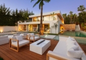 Chalet independiente con terreno en venta en la España, Marbella, ref: TR134159 foto
