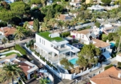 Chalet independiente con terreno en venta en la España, Marbella, ref: TR157849 foto