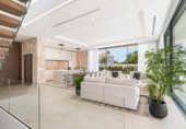 Chalet independiente con terreno en venta en la España, Marbella, ref: TR239831 foto