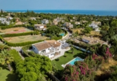 Chalet independiente con terreno en venta en la España, Marbella, ref: TR346265 foto