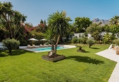 Chalet independiente con terreno en venta en la España, Marbella, ref: TR346265 foto