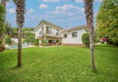 Chalet independiente con terreno en venta en la España, Marbella, ref: TR244032 foto