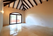 Chalet independiente con terreno en venta en la España, Marbella, ref: TR239810 foto