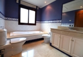 Chalet independiente con terreno en venta en la España, Marbella, ref: TR239810 foto