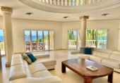 Chalet independiente con terreno en venta en la España, Marbella, ref: TR239794 foto