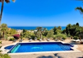 Chalet independiente con terreno en venta en la España, Marbella, ref: TR239794 foto