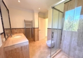 Chalet independiente con terreno en venta en la España, Benahavís, ref: TR169524 foto