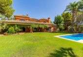 Chalet independiente con terreno en venta en la España, Marbella, ref: TR172590 foto