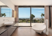 Chalet independiente con terreno en venta en la España, Benahavís, ref: TR239910 foto