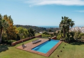 Chalet independiente con terreno en venta en la España, Benahavís, ref: TR239910 foto