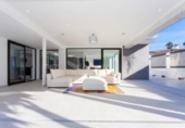 Chalet independiente con terreno en venta en la España, Marbella, ref: TR239774 foto