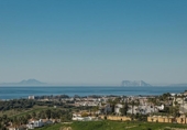 Chalet independiente con terreno en venta en la España, Estepona, ref: TR157028 foto