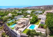 Chalet independiente con terreno en venta en la España, Adeje, ref: TR379807 foto