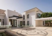 Chalet independiente con terreno en venta en la España, Estepona, ref: TR239172 foto