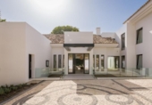 Chalet independiente con terreno en venta en la España, Estepona, ref: TR239172 foto
