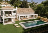 Chalet independiente con terreno en venta en la España, Estepona, ref: TR239172 foto