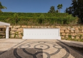 Chalet independiente con terreno en venta en la España, Estepona, ref: TR239172 foto