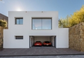 Отдельно стоящий дом с участком на продажу в городе Benahavís Фото