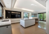 Chalet independiente con terreno en venta en la España, Marbella, ref: TR162229 foto