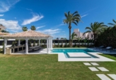 Chalet independiente con terreno en venta en la España, Marbella, ref: TR244546 foto