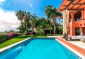 Chalet independiente con terreno en venta en la España, Marbella, ref: TR198560 foto