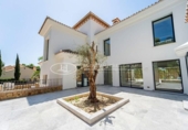 Chalet independiente con terreno en venta en la España, Marbella, ref: TR237714 foto