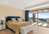 Chalet independiente con terreno en venta en la España, Benahavís, ref: TR289792 foto