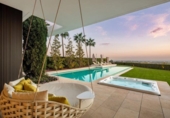 Chalet independiente con terreno en venta en la España, Benahavís, ref: TR218668 foto
