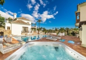 Chalet independiente con terreno en venta en la España, Benahavís, ref: TR236134 foto