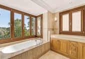 Chalet independiente con terreno en venta en la España, Benahavís, ref: TR236134 foto