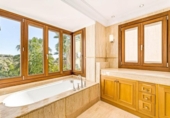 Chalet independiente con terreno en venta en la España, Benahavís, ref: TR237686 foto