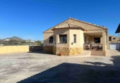 Chalet independiente con terreno en venta en Caudete ref: TR412981 foto