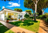 Chalet independiente con terreno en venta en Chiclana de la Frontera ref: TR394574 foto