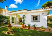 Chalet independiente con terreno en venta en Chiclana de la Frontera ref: TR394574 foto