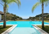 Chalet independiente con terreno en venta en la España, Benahavís, ref: TR164132 foto