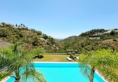 Chalet independiente con terreno en venta en la España, Benahavís, ref: TR164132 foto