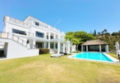 Chalet independiente con terreno en venta en la España, Benahavís, ref: TR164132 foto