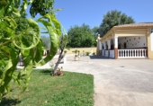 Отдельно стоящий дом с участком на продажу в городе Encinarejo de Córdoba. Фото