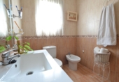 Отдельно стоящий дом с участком на продажу в городе Encinarejo de Córdoba. Фото