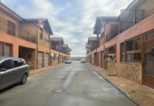 Отдельно стоящий дом с участком на продажу в городе Villanueva de Azoague. Фото