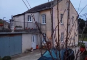 Отдельно стоящий дом с участком на продажу в городе Sa. Фото