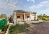 Загородный дом с участком на продажу в городе Llíria Фото