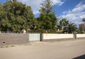 Отдельно стоящий дом с участком на продажу в городе Orihuela Фото